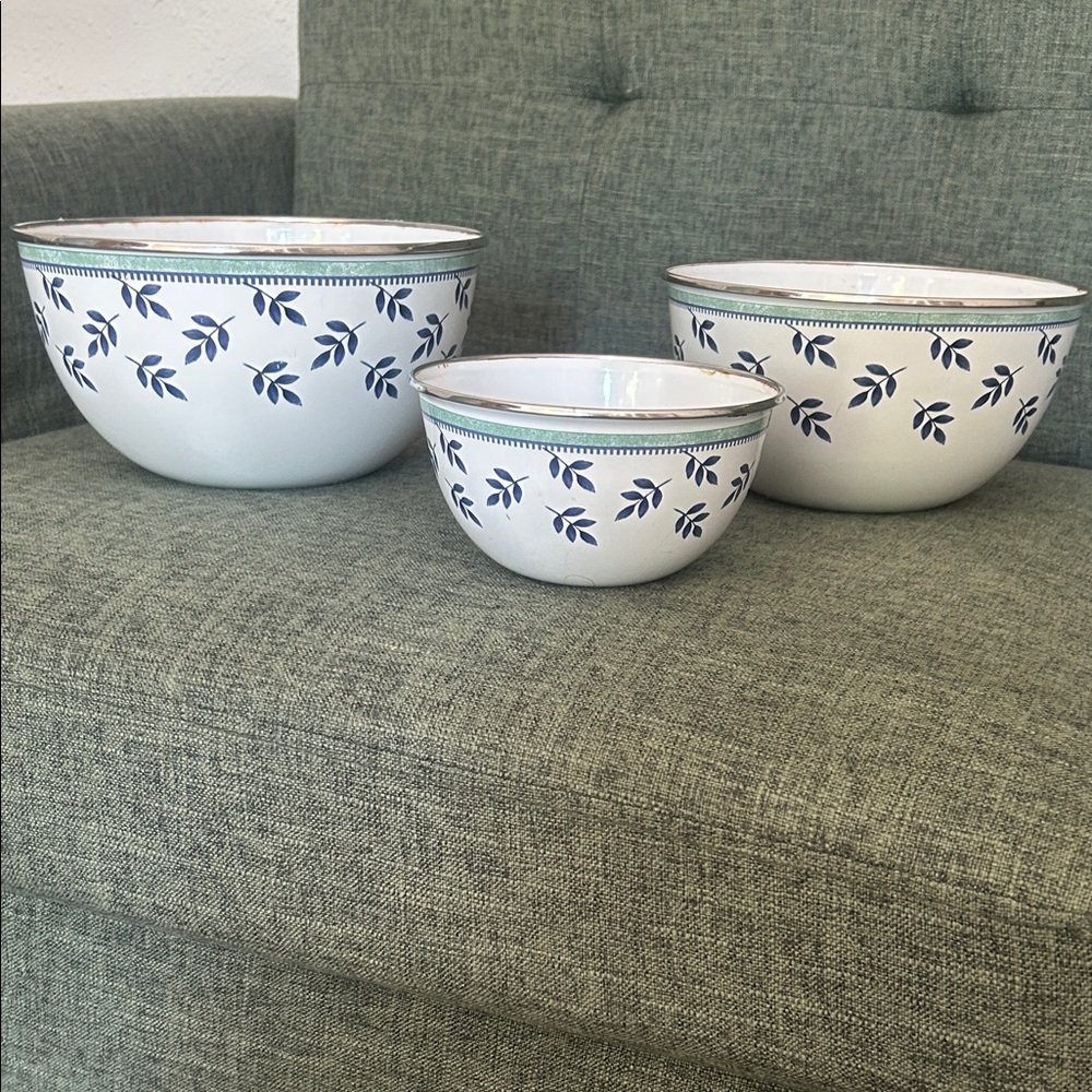Villeroy & Boch White Ceramic Bowl with Blue Leaf Border
